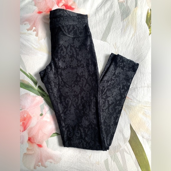 🌟PRICE DROP🌟 LIKE-NEW! HUE pretty black-on-black lace print CORDUROY LEGGINGS - Picture 2 of 5